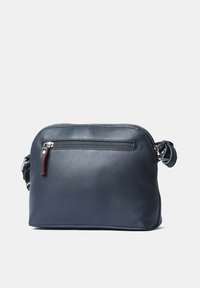 Borsa a tracolla in pelle blu scuro con superficie texture, dotata di tasca frontale con zipper e dettagli in metallo argentato.