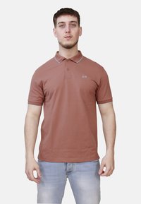 Polo marrone con colletto, maniche corte e dettagli azzurri. Presenta un piccolo logo ricamato sul lato sinistro del petto.