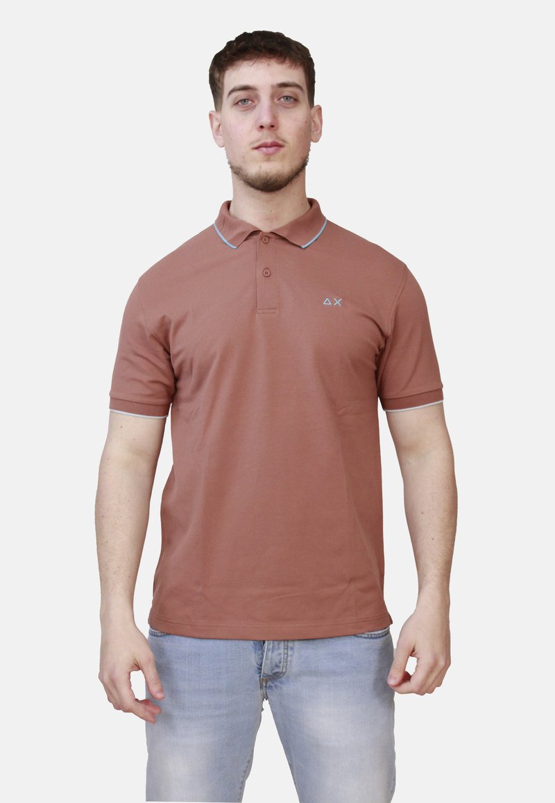 Polo marrone con colletto, maniche corte e dettagli azzurri. Presenta un piccolo logo ricamato sul lato sinistro del petto.