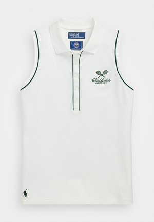 Hvit ermeløs polo shirt laget av bomull, med grønn piping, knappelukking, Wimbledon-logo og et lite grønt polo-spiller emblem.