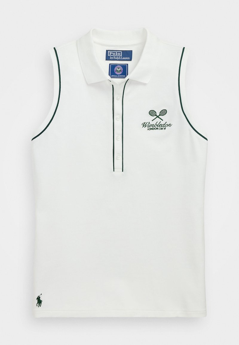 Polo alb fără mâneci, fabricat din bumbac, cu tivuri verzi, închidere cu buton, logo Wimbledon și un mic emblemă cu un jucător de polo verde.