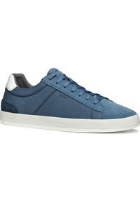 Sneakers in tessuto blu con design testurizzato, suola in gomma bianca e lacci coordinati. Presentano un accentuato tallone bianco a contrasto.