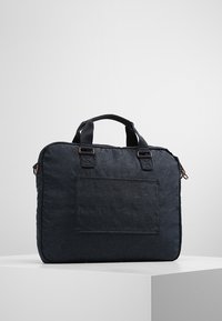 Sort stof laptop tas med forstærkede håndtag, rektangulær form, glat tekstur og en frontlomme. Har kobberfarvede hardware detaljer.
