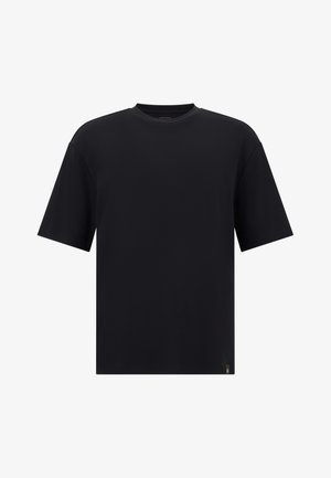 Čierne tričko s krátkym rukávom vyrobené z hladkej tkaniny s okrúhlym výstrihom a malou logo nášivkou na dolnej strane.