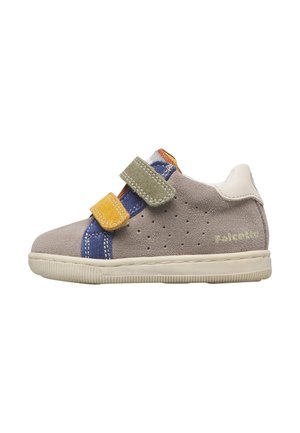 Scarpa da bambino in suede grigio con sovrapposizione blu, cinturini in velcro gialli e verdi, lati traforati e suola in gomma bianca.