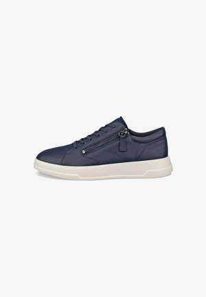 Sneaker en cuir marine avec une semelle en caoutchouc blanc, dotée d'un zipper discret sur le côté et d'accents texturés sur le dessus.