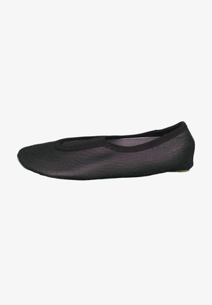 Schwarzer flacher Schuh aus strukturiertem Synthetikleder, mit runder Spitze und elastischem Einstieg, im minimalistischen Design.