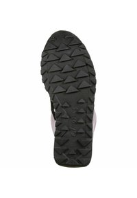 Semelle extérieure en caoutchouc noir avec un motif de bande de roulement triangulaire texturé ; accents latéraux en rose clair ; conception robuste adaptée à une utilisation en extérieur.