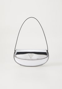 Bolsa metálica prateada com forma arredondada, apresentando uma alça preta e um logotipo triangular. Textura suave com costuras ao longo das bordas.