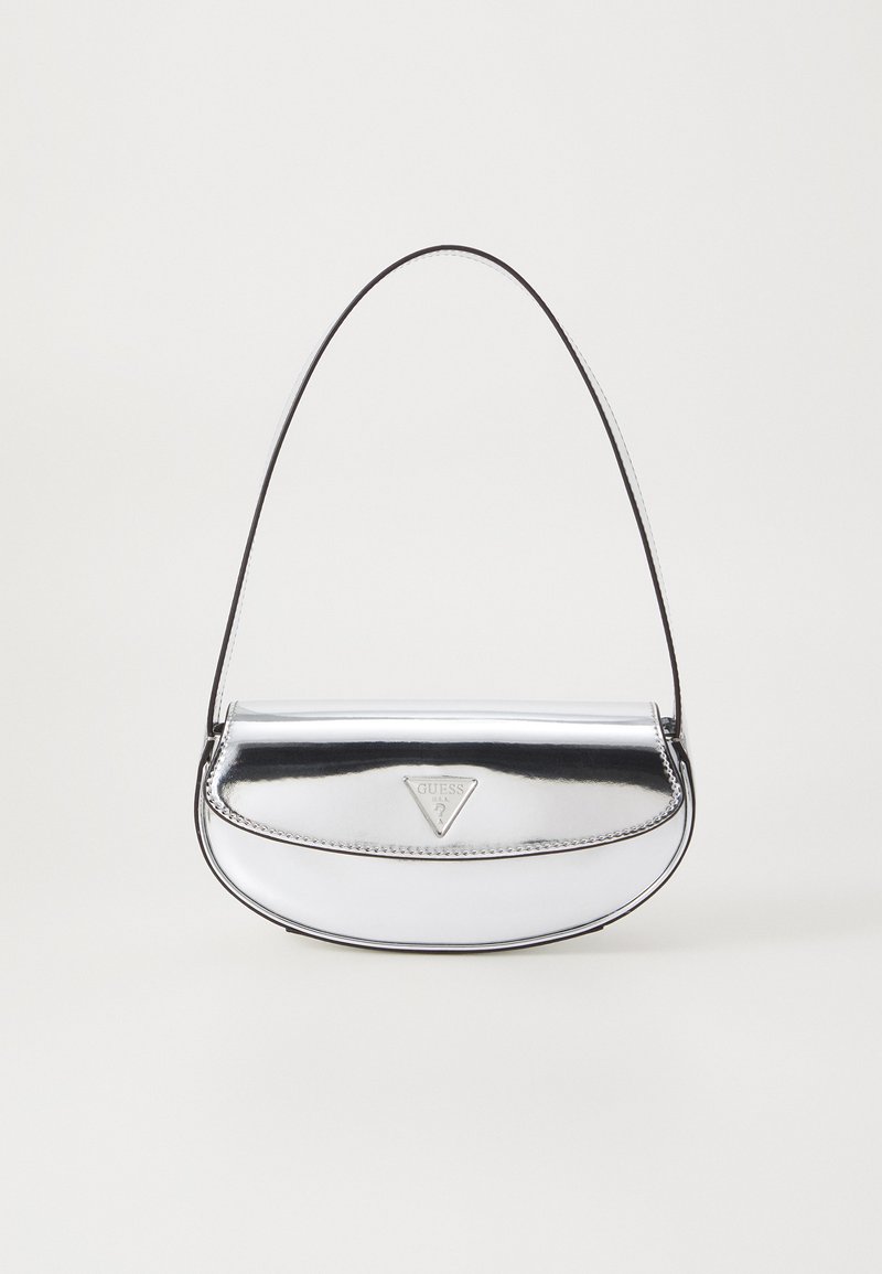 Bolsa metálica prateada com forma arredondada, apresentando uma alça preta e um logotipo triangular. Textura suave com costuras ao longo das bordas.