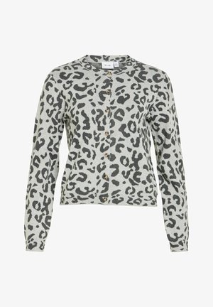 Cardigan à imprimé léopard en gris clair, avec des taches gris foncé. Texture côtelée, encolure ronde et fermeture à boutons sur le devant.