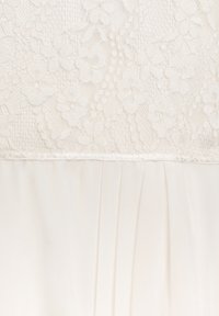 Spitzenoberteil mit Blumenmuster in Off-White; glatter gefalteter Chiffonrock in einem helleren Cremeton; zarter Besatz an der Taille.