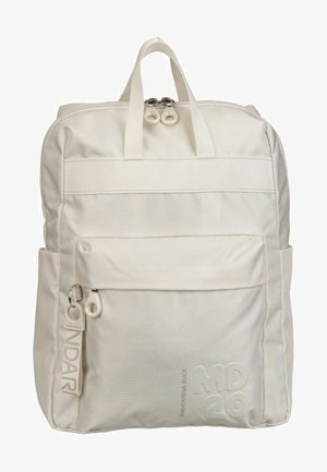 Sac à dos en nylon blanc avec surface texturée, deux poignées supérieures et une poche avant zippée. Logo et tirettes de fermeture éclair aux couleurs assorties.