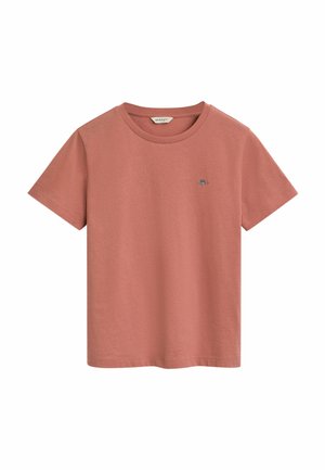 Helle rosa Baumwoll-T-Shirt mit kurzen Ärmeln, rundem Ausschnitt und einem kleinen gestickten Logo auf der linken Brust. Glatte Textur.