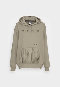 Olivově zelená mikina s kapucí a černým logem "NIKE", klokaní kapsa s lesklým materiálem a nastavitelnou šňůrkou na kapuci. Měkký bavlněný materiál.