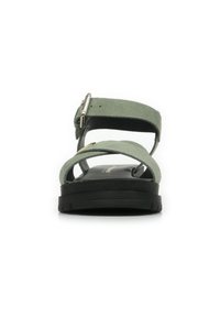 Sandalo verde in suede con due cinghie incrociate e una fibbia sulla caviglia. Presenta una suola in gomma nera e un design piatto per il massimo comfort.