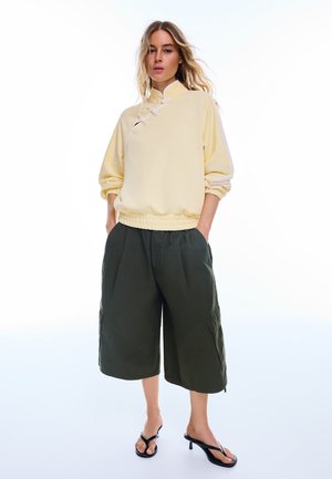 Bershka, QIPAO NECK - JUMPER - Mikina - yellow