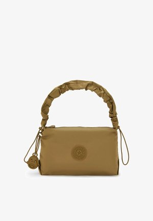 Kompakte rechteckige braune Handtasche mit gerafftem Griff, Reißverschluss und rundem Logopatch in der Mitte, versehen mit einem kleinen, affenförmigen Reißverschlussanhänger.