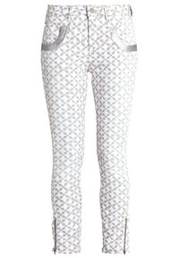 Jeans blancos con un patrón repetitivo en gris claro, ajuste slim con detalles de cremallera en el tobillo y diseño clásico de cinco bolsillos.
