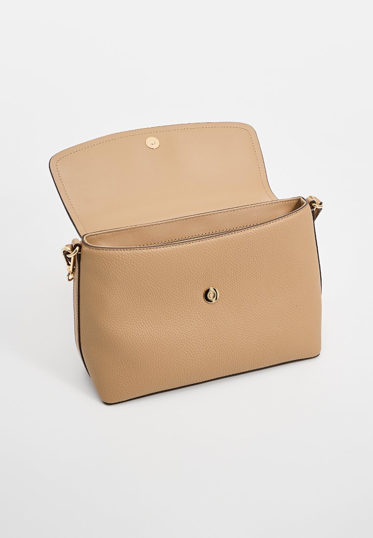 Beige leren handtas met een gestructureerd oppervlak, gouden hardware en een magnetische sluiting. De open bovenkant onthult een ruime binnenkant.