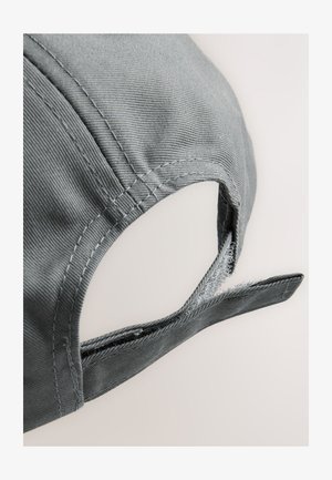 Šedá baseballová čepice s prohnutým kšiltem, vyrobená z texturované látky, opatřená páskem s suchým zipem pro nastavitelnou velikost.