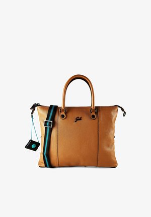 Bolso de cuero color canela con dos asas, correa de hombro a rayas negras y azules, y un pequeño bolso negro adjunto.