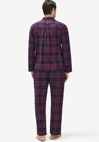 Mörkblå och röd rutigt flanellpajamaset med långa ärmar och byxor, som har en knappstängd skjorta och en bekväm passform.