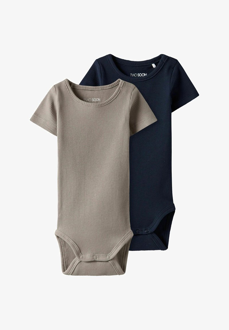 Kaks lühikeste varrukatega bodysuit'i ribatud kangast; üks taupe värvi ja teine tumesinist. Igal on alumises osas mugavaks selga panemiseks nööbid.