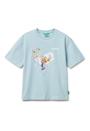 Camiseta azul clara con un personaje de dibujos animados que lleva pantalones cortos blancos y un fajín morado, recostado con humo alrededor, y texto "LUFFY" arriba.