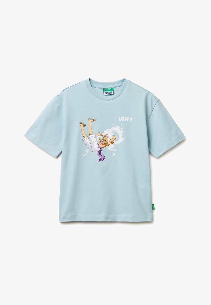 Jasnoniebieska koszulka z postacią z kreskówki w białych szortach i fioletowym pasie, leżącą na plecach wśród dymu, z napisem "LUFFY" powyżej.