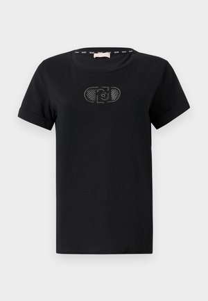T-shirt noir à manches courtes en coton, avec un col rond et un accent de logo en strass au centre. Texture lisse, coupe décontractée.