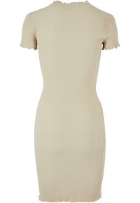 Robe bodycon beige à côtes avec des manches courtes, présentant un col et un ourlet froncés, mettant en valeur une silhouette ajustée et une texture lisse.