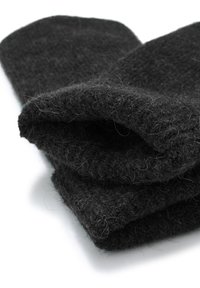 Manoplas de lana negras con una textura suave y peluda; los bordes doblados crean una apariencia acogedora. El tejido muestra fibras finas y una superficie ligeramente irregular.