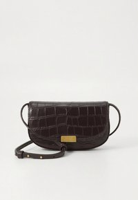 Mala em pele castanha escura com relevo de crocodilo, fecho de abas, ferragem dourada e alça de ombro removível.