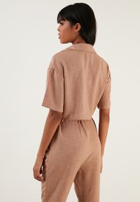 LELA REGULAR FIT - Bluza s gumbima - camel