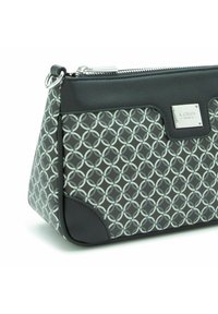 Borsa a tracolla in pelle nera con un motivo geometrico in grigio e bianco. Include un accento in metallo color argento e una chiusura con zip.
