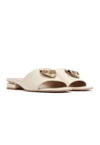 Beige leren slip-on sandalen met een open teen, voorzien van een gouden metallic accent op de wreef en een lage blokhak.