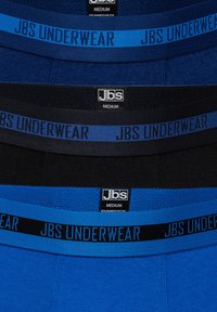 Trzy pary bielizny JBS: jedna ciemnoniebieska, jedna średniobieżna i jedna czarna. Każda z nich ma pas z napisem "JBS UNDERWEAR" w niebieskim kolorze.