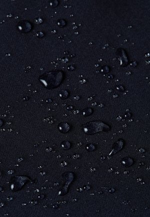 Waterdichte stof in donker marineblauw, met druppels op het oppervlak, die een gladde textuur en een gelijkmatige afwerking tonen.