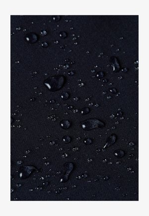 Waterdichte stof in donker marineblauw, met druppels op het oppervlak, die een gladde textuur en een gelijkmatige afwerking tonen.