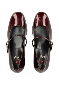 Scarpe Mary Jane in vernice bordeaux con punta rotonda, cinturino alla caviglia con fibbia dorata e una soletta nera liscia.