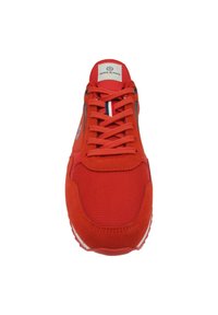 Scarpe da corsa rosse con tomaia in rete e dettagli in camoscio, lacci piatti e una patch con il logo sulla linguetta. Suola bianca con motivo a rilievo.