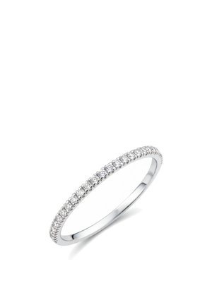 Dünner Silberring mit einer durchgehenden Reihe kleiner, runder weißer Edelsteine entlang der oberen Hälfte des Rings.