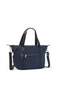 Marineblauwe tote bag van duurzaam materiaal, met dubbele handvatten bovenaan, een schouderband, ritscompartimenten en een logo-accent.