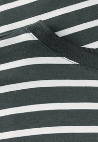 Tejido a rayas en verde oscuro y blanco, con un cuello redondo acanalado. Textura suave con rayas horizontales espaciadas uniformemente.