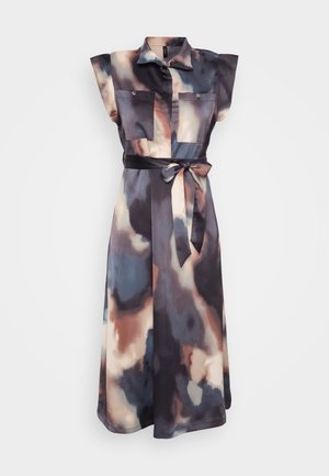 Vestido de manga corta en una tela fluida, con un patrón abstracto multicolor de azules, marrones y crema, con una cintura ceñida por un cinturón y cuello.
