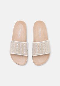 Beiga slip-on sandaler med ett texturerat vävt rem, lätt dämpning och en slät beige sula. Storlek 37 är angiven på fotbotten.