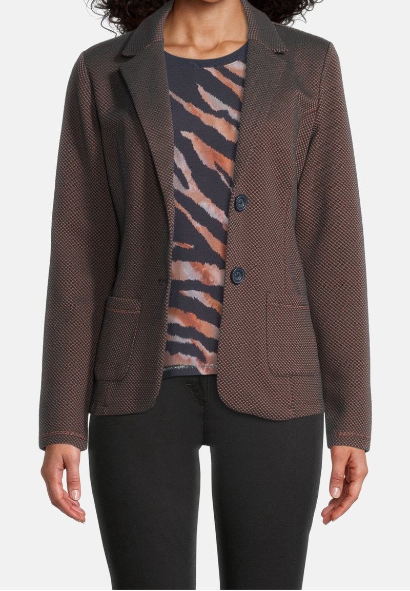 Blazer met patroon in bruin met een gestructureerde weving, twee voorzakken, ingezette revers en twee knopen. Draagt over een top met tijgerprint.