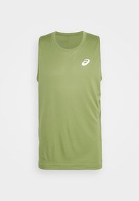 Camiseta atlética sin mangas en verde oliva, hecha de un tejido sintético suave, con un sutil logotipo blanco en el área del pecho.