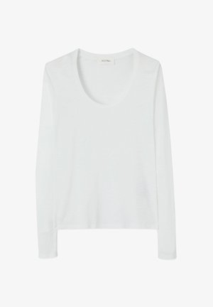 Bílé tričko s dlouhým rukávem a kulatým výstřihem, vyrobené z lehkého materiálu, s uvolněným střihem a bez dalších vzorů.